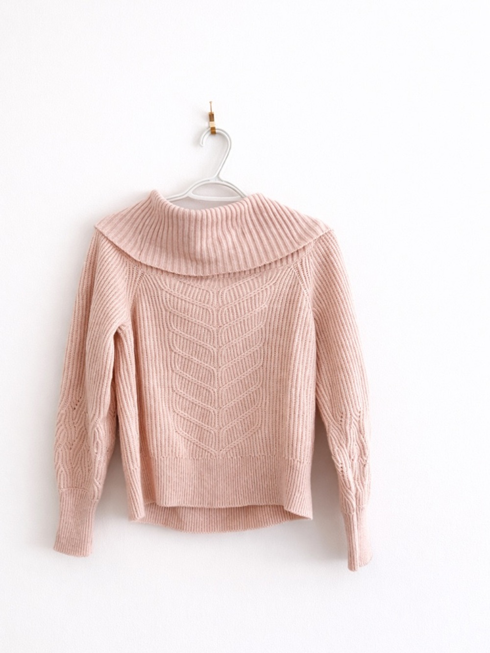 White House Black Market Blush Pink Cable-Knit Off-Shoulder Sweater | Sz Medium - Picture 4 of 4